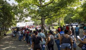 Sin desayunar y con cédula en mano, cientos de personas se aglomeran para retirar el bono navideño
