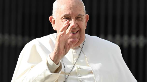 El papa denuncia que la gente muere mientras los negocios que causan muerte prosperan