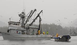 Al menos cinco desaparecidos tras volcar un barco en aguas de Alaska