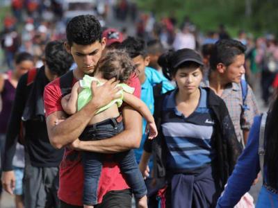 La caravana de migrantes sigue su ruta a EE.UU.