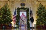 Luces y símbolos de paz, protagonistas de las últimas navidades de Biden en la Casa Blanca