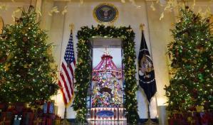 Luces y símbolos de paz, protagonistas de las últimas navidades de Biden en la Casa Blanca
