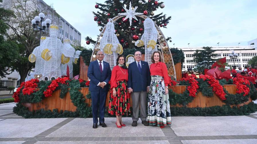 Banco Central enciende su tradicional árbol de Navidad