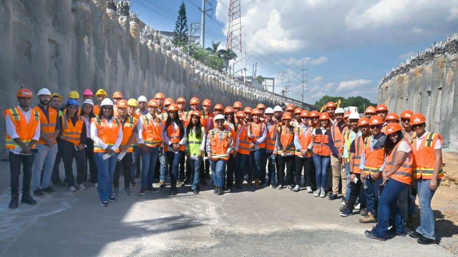 Estudiantes de universidades visitaron trabajos de solución vial en la Plaza de la Bandera