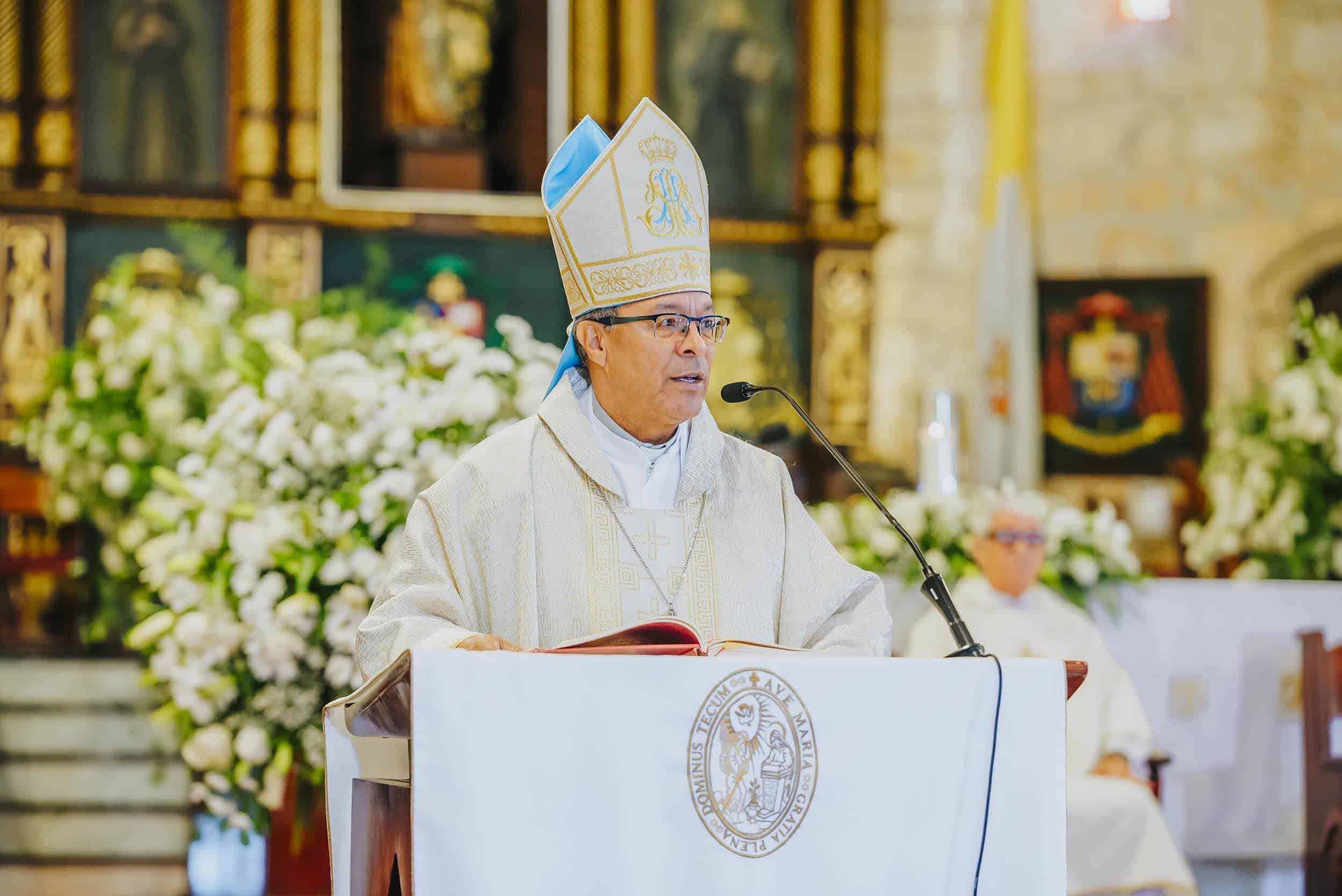 El obispo de Baní, monseñor Faustino Burgos, oficia la misa.