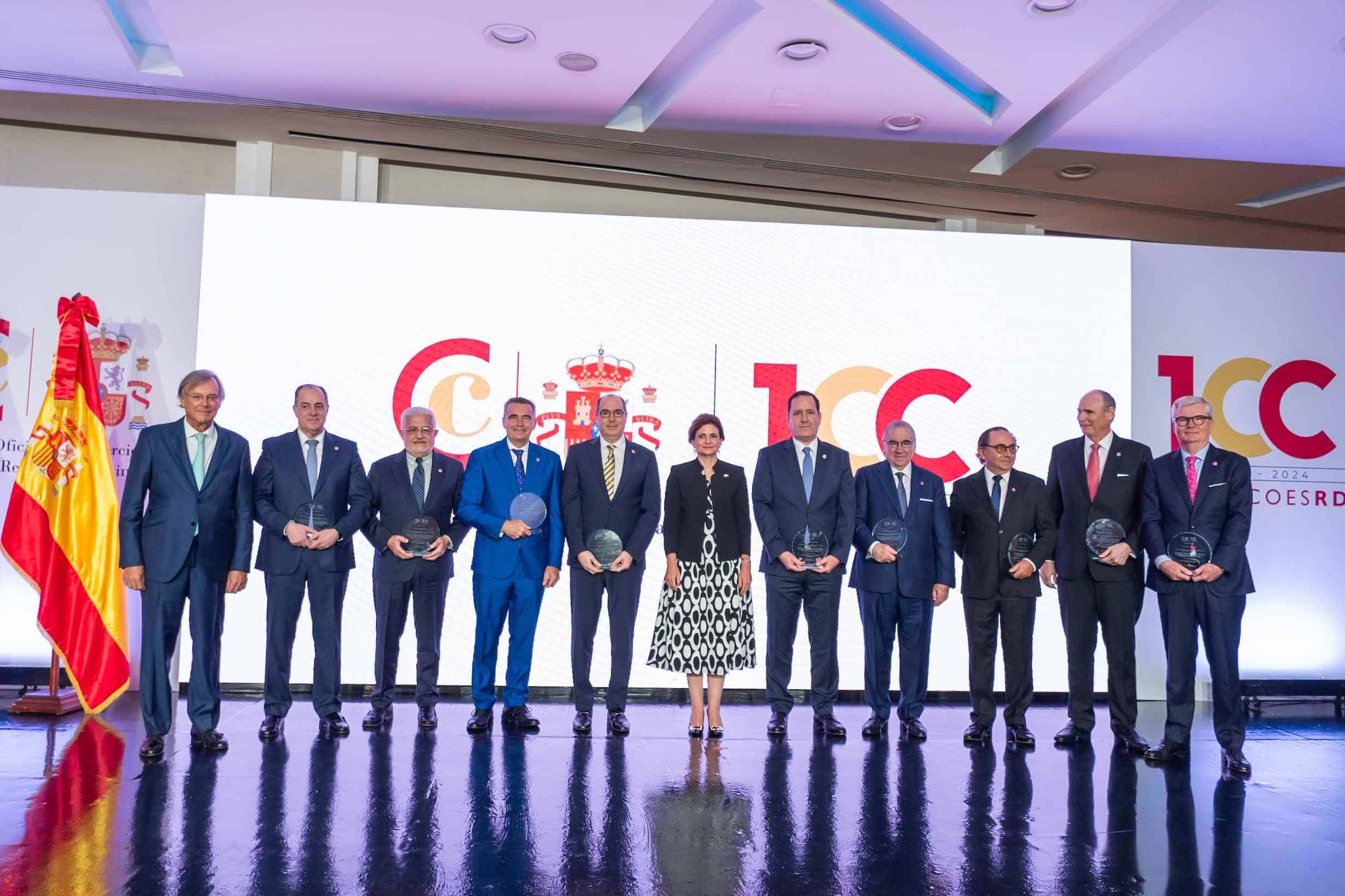 Raquel Peña, Antonio Pérez-Hernández y Torra y Francisco (Paco) Pérez Menendez junto a los pasados presidentes de la Cámara Oficial de Comercio de España en República Dominicana.