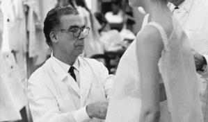 La Alta Costura del clásico español Balenciaga se abre paso en Semana de la Moda de Milán