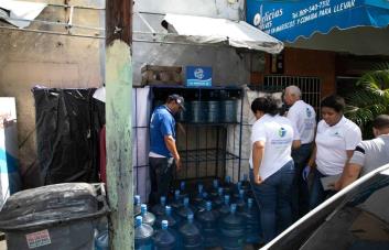 Pro Consumidor decomisa botellones de agua expuestos al sol