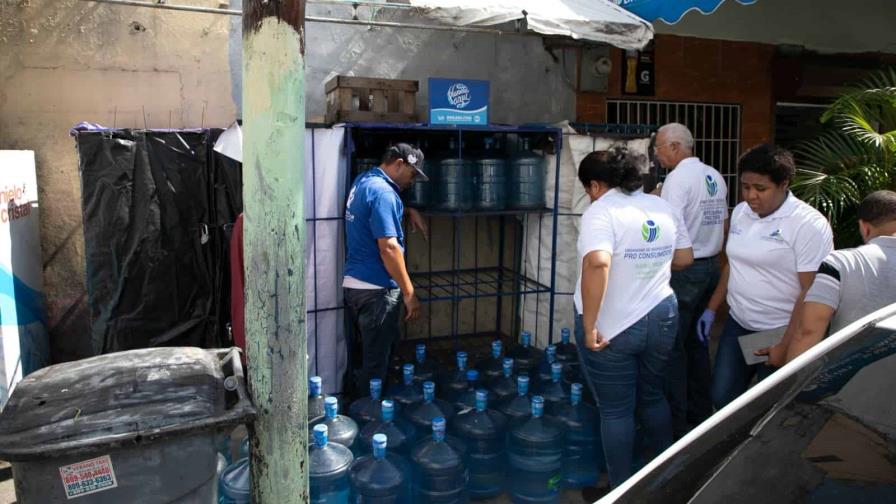 Pro Consumidor decomisa botellones de agua expuestos al sol