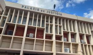 Profesor acusado de abuso sexual contra estudiante de 13 años sigue prófugo