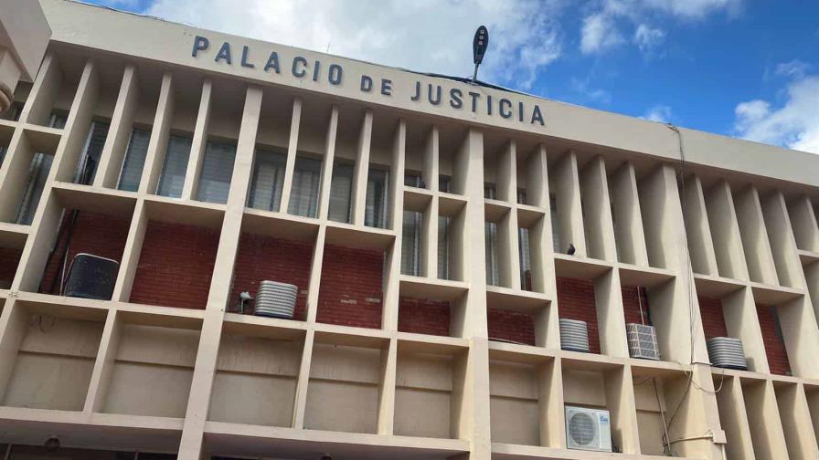 Profesor acusado de abuso sexual contra estudiante de 13 años sigue prófugo