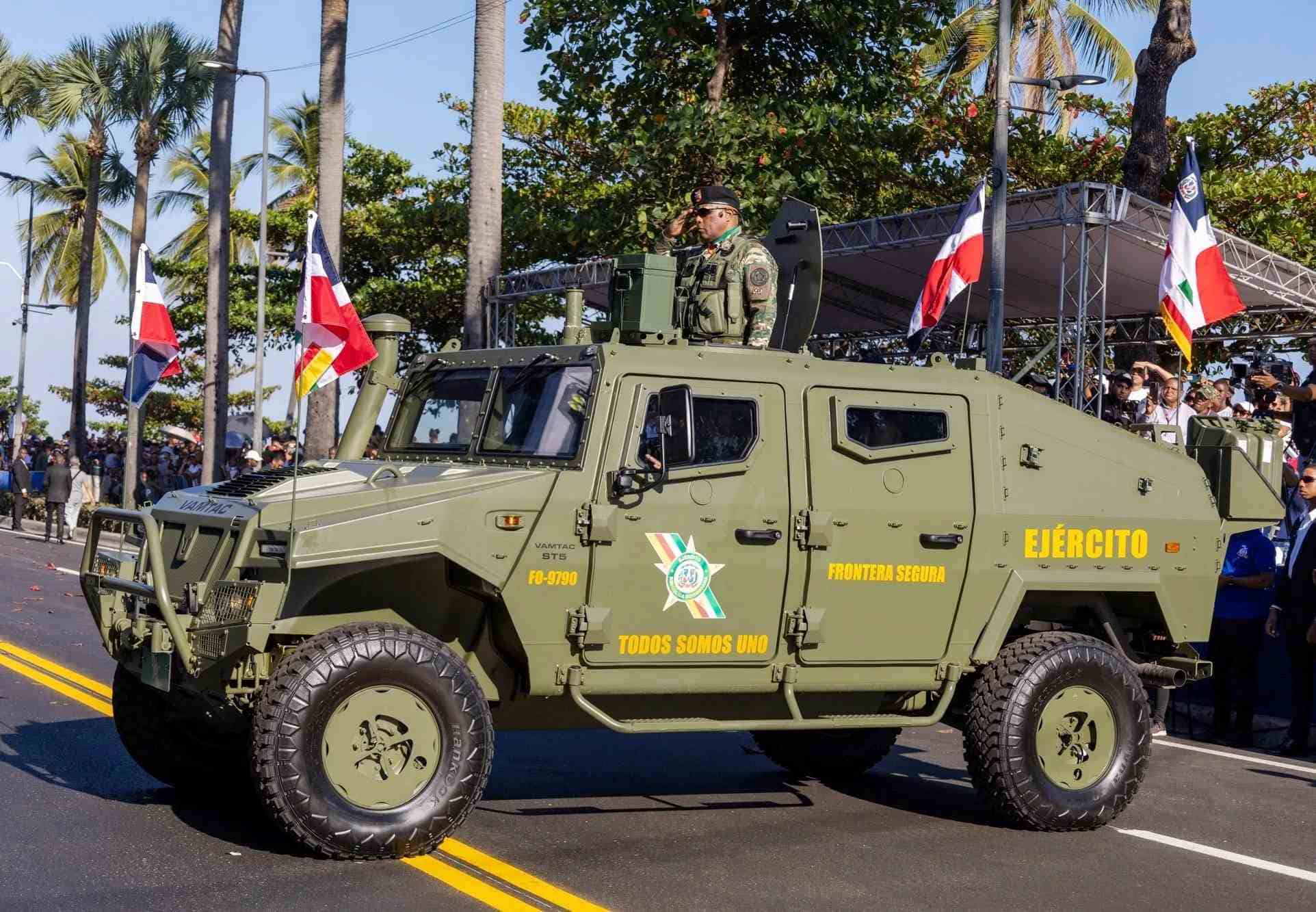 Vehículos blindados 4x4 Vamtac ST5 del Ejército dominicano.