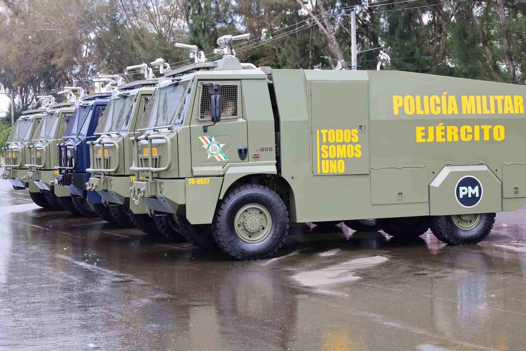 Camiones antimotines del Ejército dominicano.