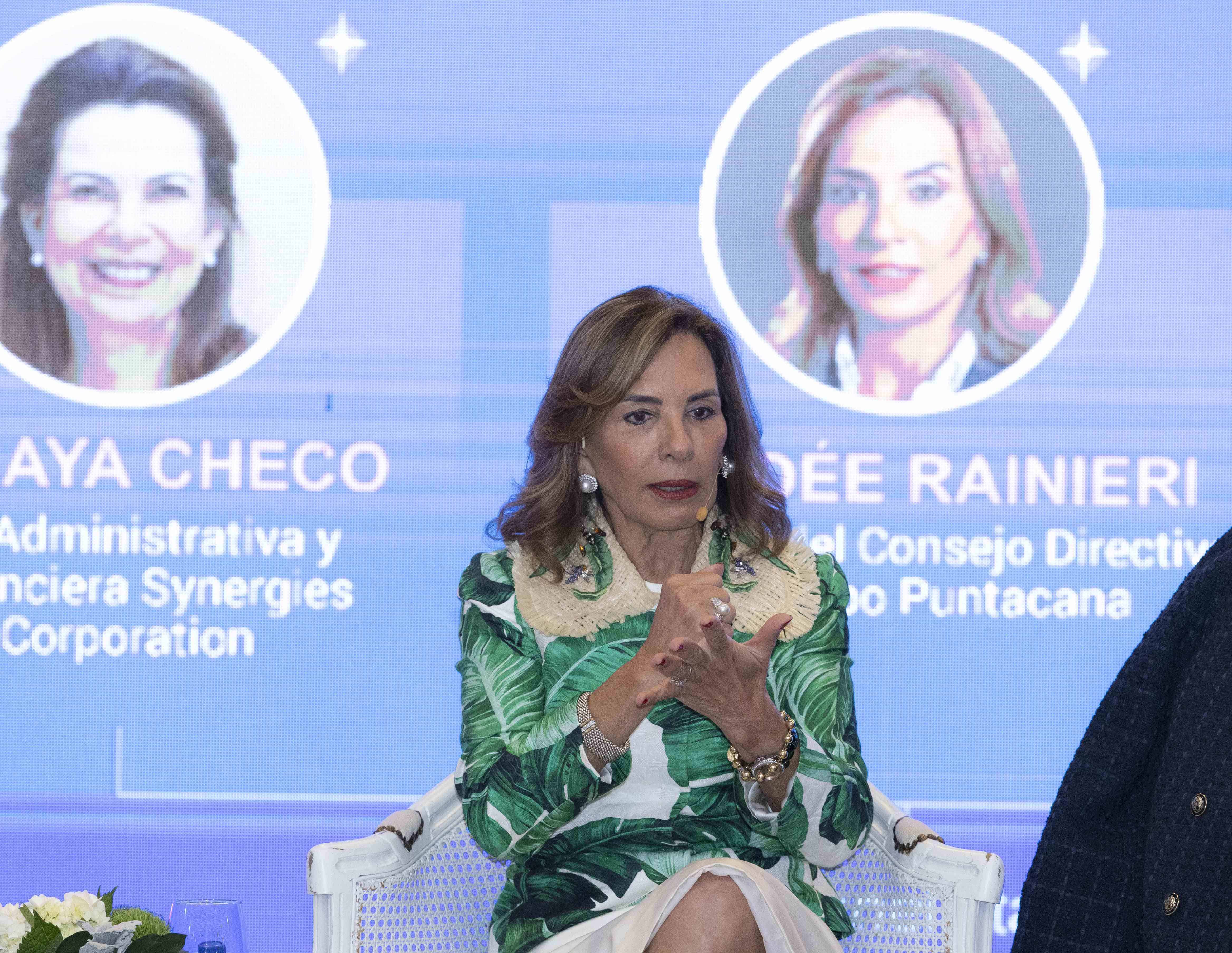 <div>“Si tú no te das tu sitio nadie te lo va a dar… para darte tu sitio tienes que prepararte. Si quieren emprender y exportar hay que estudiar. Juntas podemos llegar más lejos”.</div><div><strong><br></strong></div><div><strong>Haydée Kuret de Rainieri</strong></div><div><i>Grupo Puntacana</i></div>