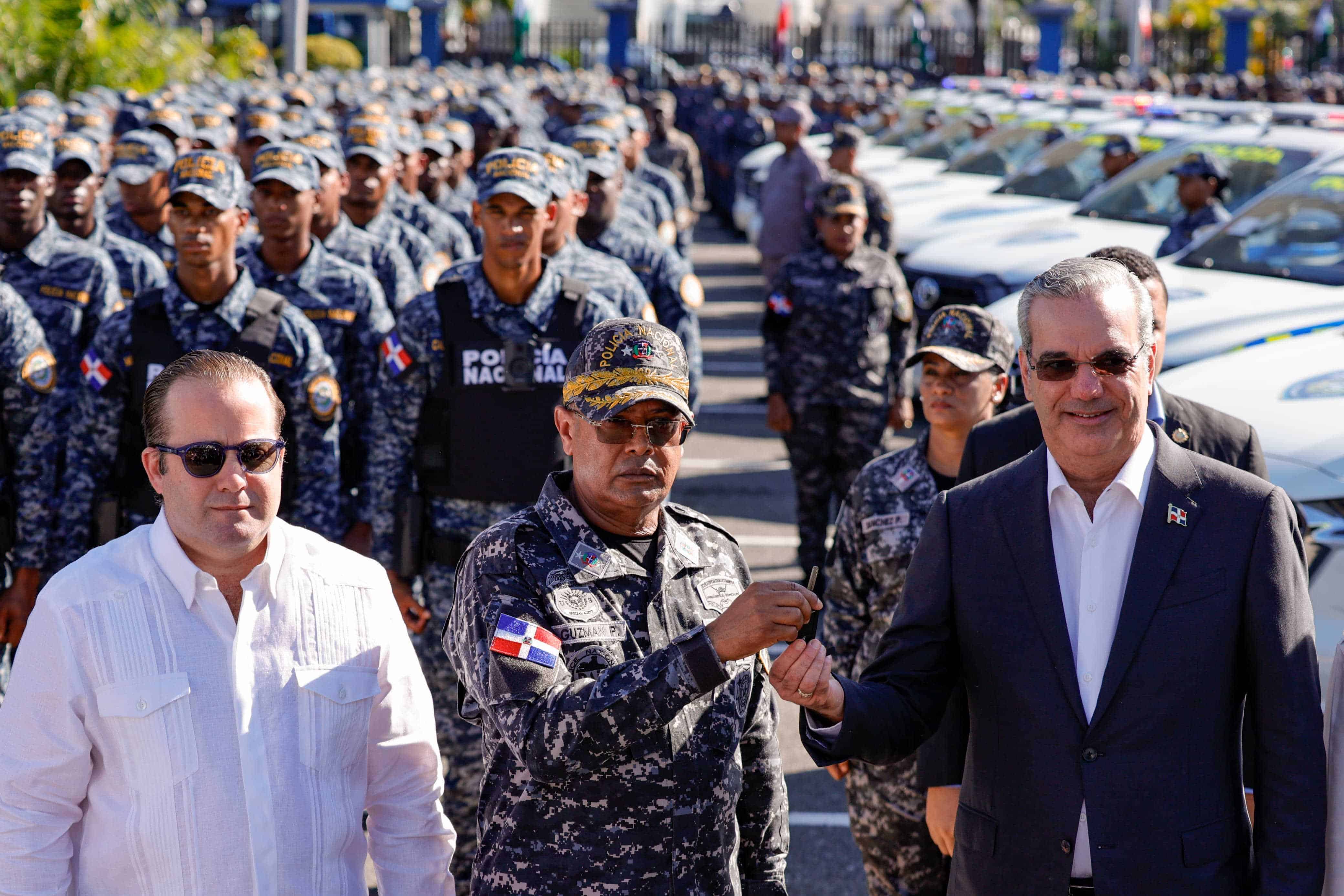 Presidente Luis Abinader entrega 250 camionetas nuevas a la Policía Nacional.