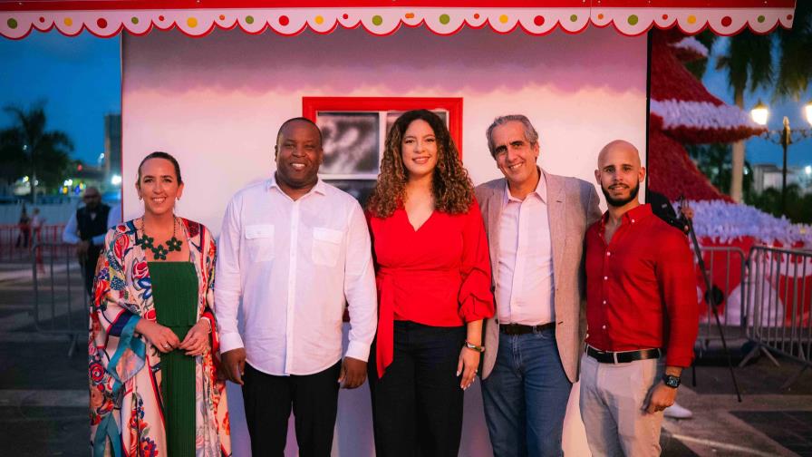 Coca-Cola ilumina Plaza España con su tradicional árbol de Navidad