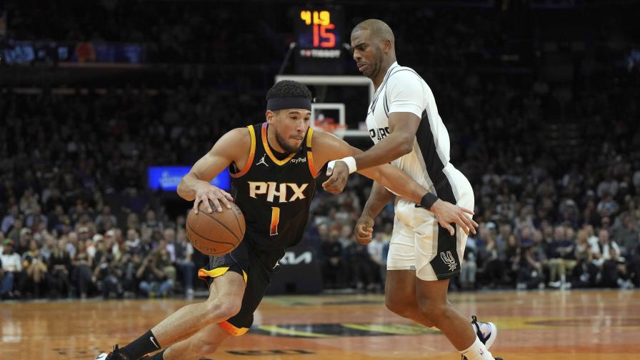 Booker anota 29 y los Suns pierden a Durant por lesión de tobillo en victoria sobre Spurs