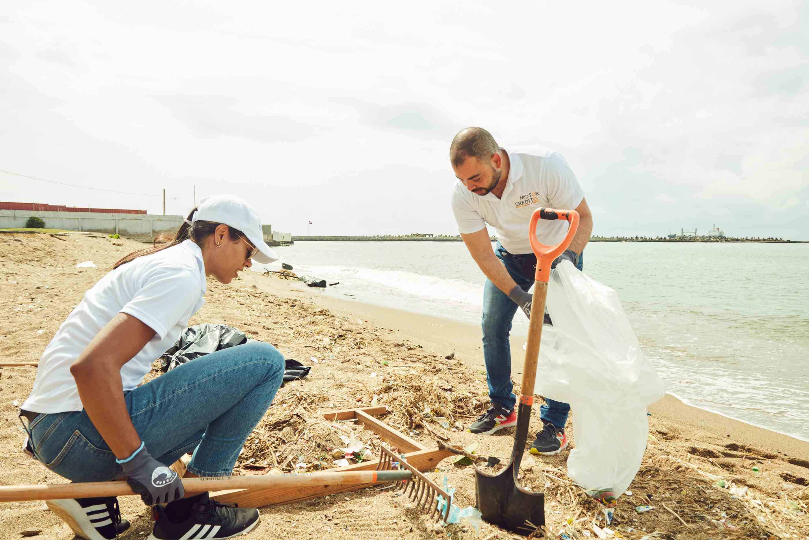 Limpieza de Playa Montesisnos por colaboradores de Motor Crédito y Fundación Vida Azul.