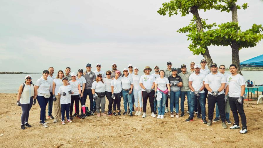 Motor Crédito y Fundación Vida Azul limpian la Playa Montesinos