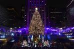 Encienden las luces del árbol de Navidad del Rockefeller Center de Nueva York