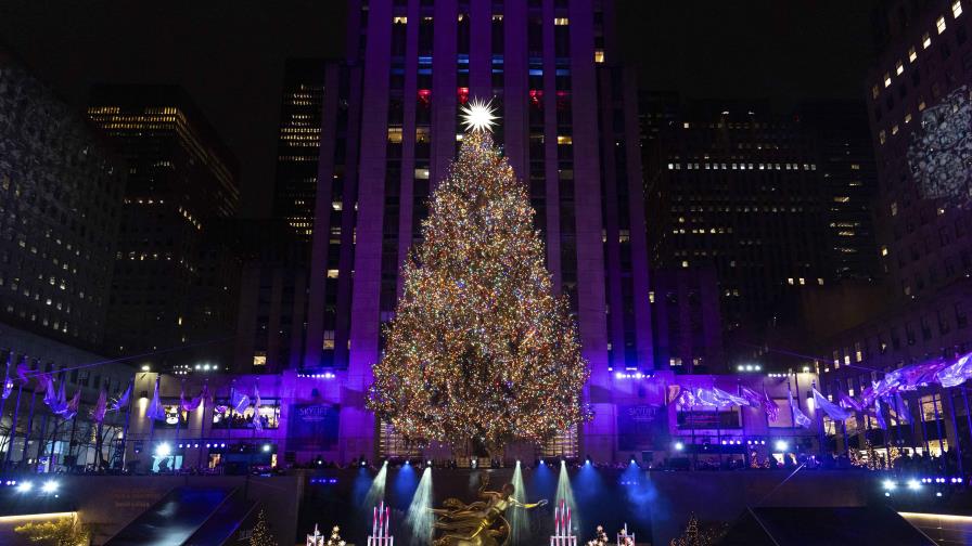 Encienden las luces del árbol de Navidad del Rockefeller Center de Nueva York