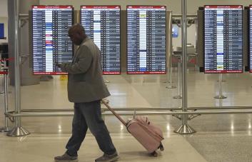 Gobierno de Biden busca que aerolíneas le paguen los retrasos en efectivo a los pasajeros