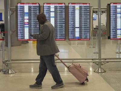 Gobierno de Biden busca que aerolíneas paguen en efectivo