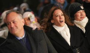 Biden y Harris comparten los focos en el encendido del árbol de Navidad de la Casa Blanca