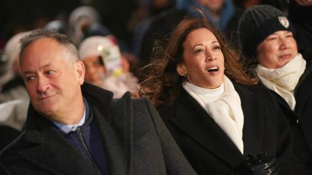 Biden y Harris comparten los focos en el encendido del árbol de Navidad de la Casa Blanca
