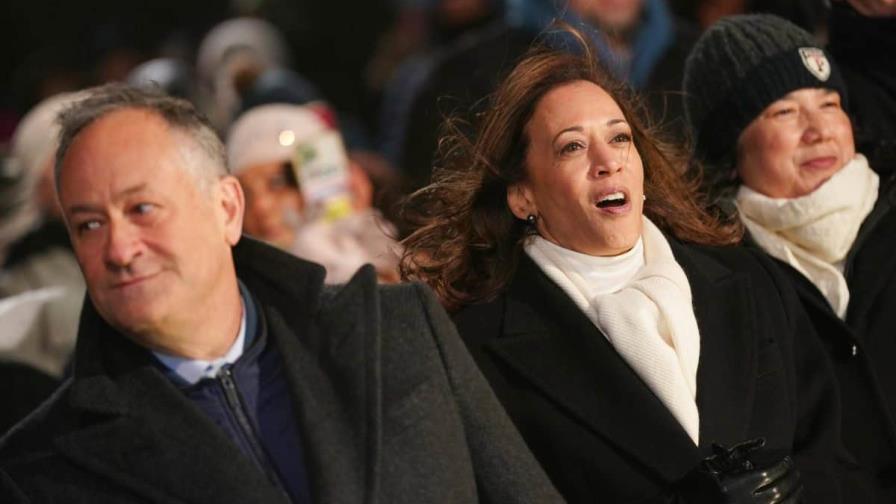 Biden y Harris comparten los focos en el encendido del árbol de Navidad de la Casa Blanca