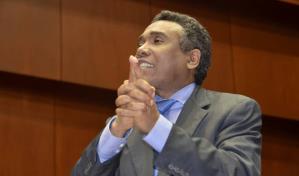 Félix Bautista somete proyecto de ley que elimina el método D´Hondt para diputados y regidores