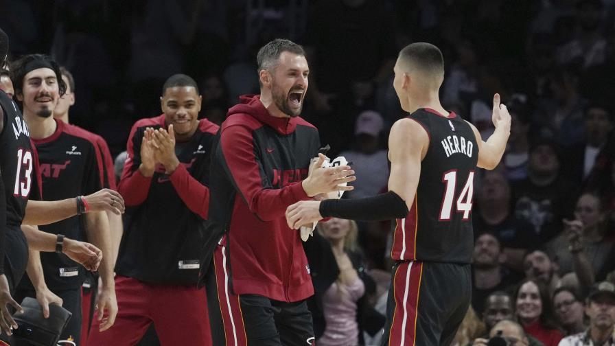 Heat establece récord de asistencias y Herro anota 31 en triunfo 134-93 ante Lakers