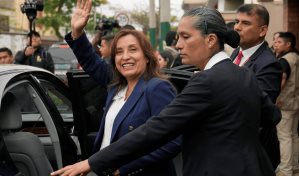 Fiscalía de Perú interroga a Boluarte por su polémica cirugía de nariz