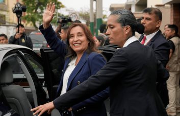 Fiscalía de Perú interroga a Boluarte por su polémica cirugía de nariz Fiscalía de Perú interroga a Boluarte por su polémica cirugía de nariz