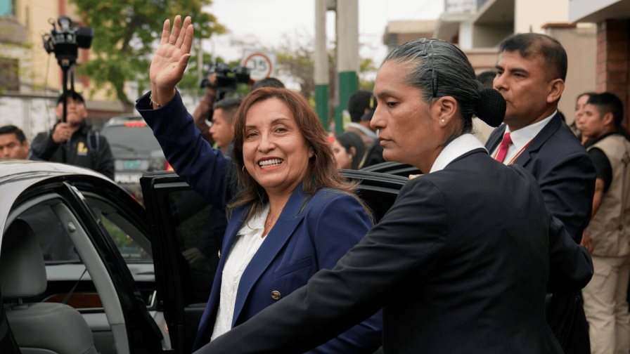 Investigan a presidenta de Perú por no comunicar su impedimento para ejercer cargo durante cirugía