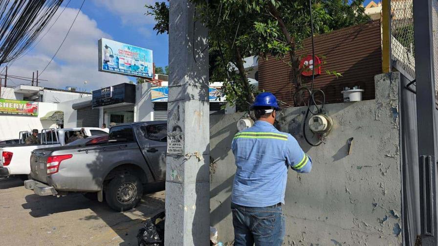 Retiran conexión eléctrica ilegal a negocio en Santiago