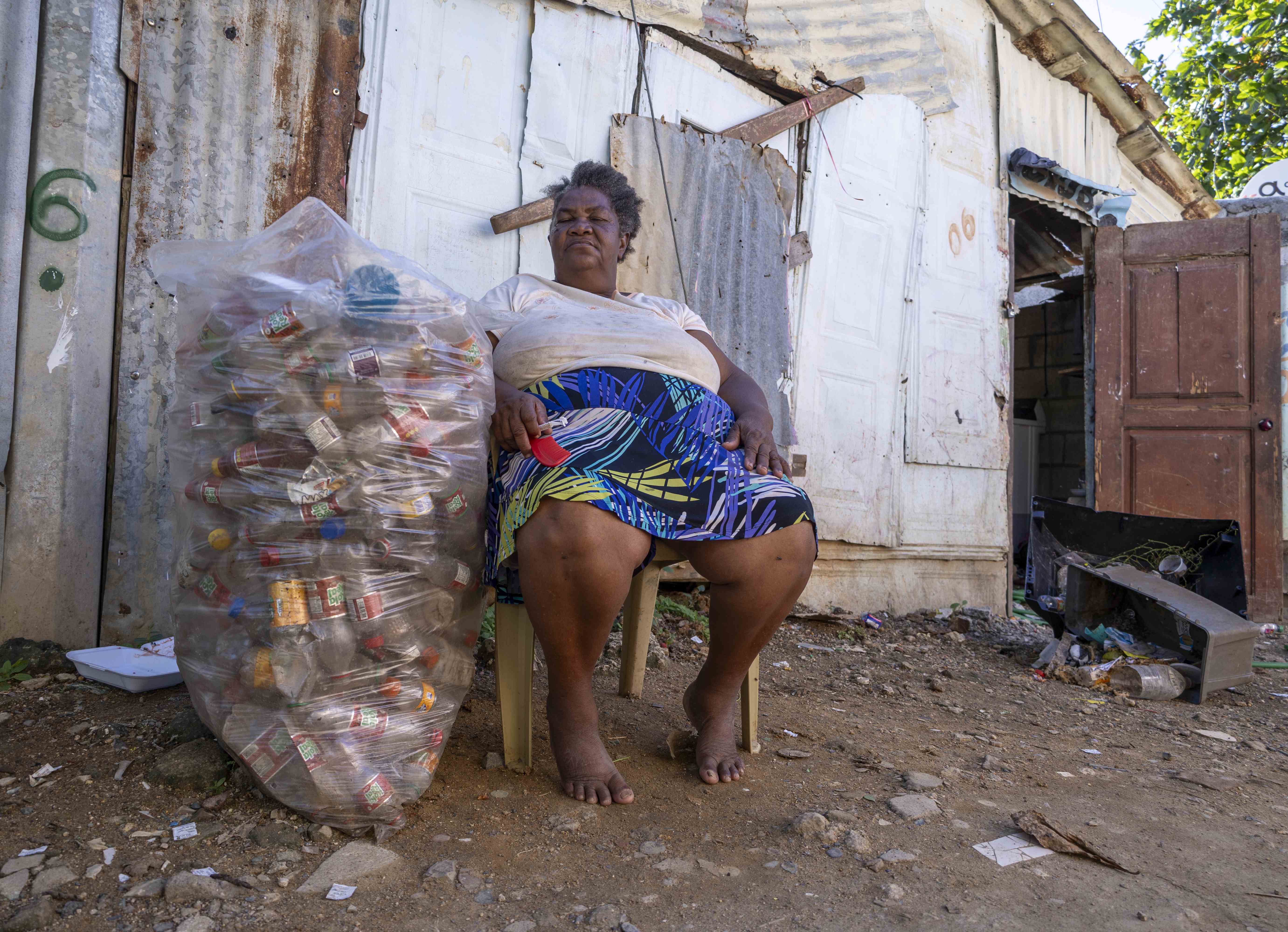 Carlitas de la Rosa, con un saco lleno de botellas de plástico.