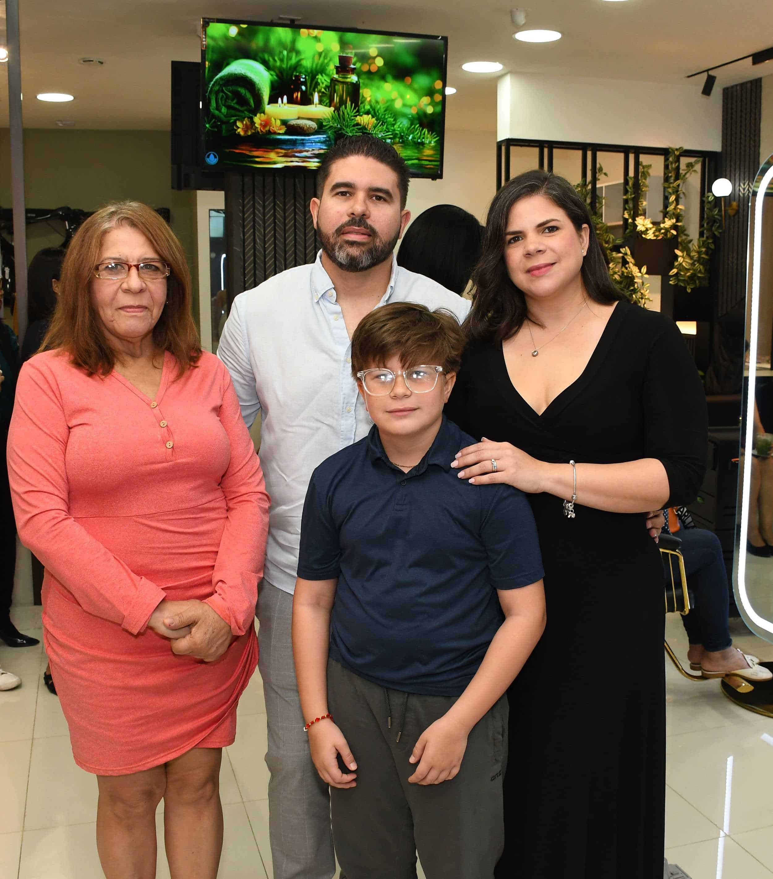 Damaris Clough Soler, Farrah Tejeda, Eduardo Rivera  junto al niño Gamal Rivera.