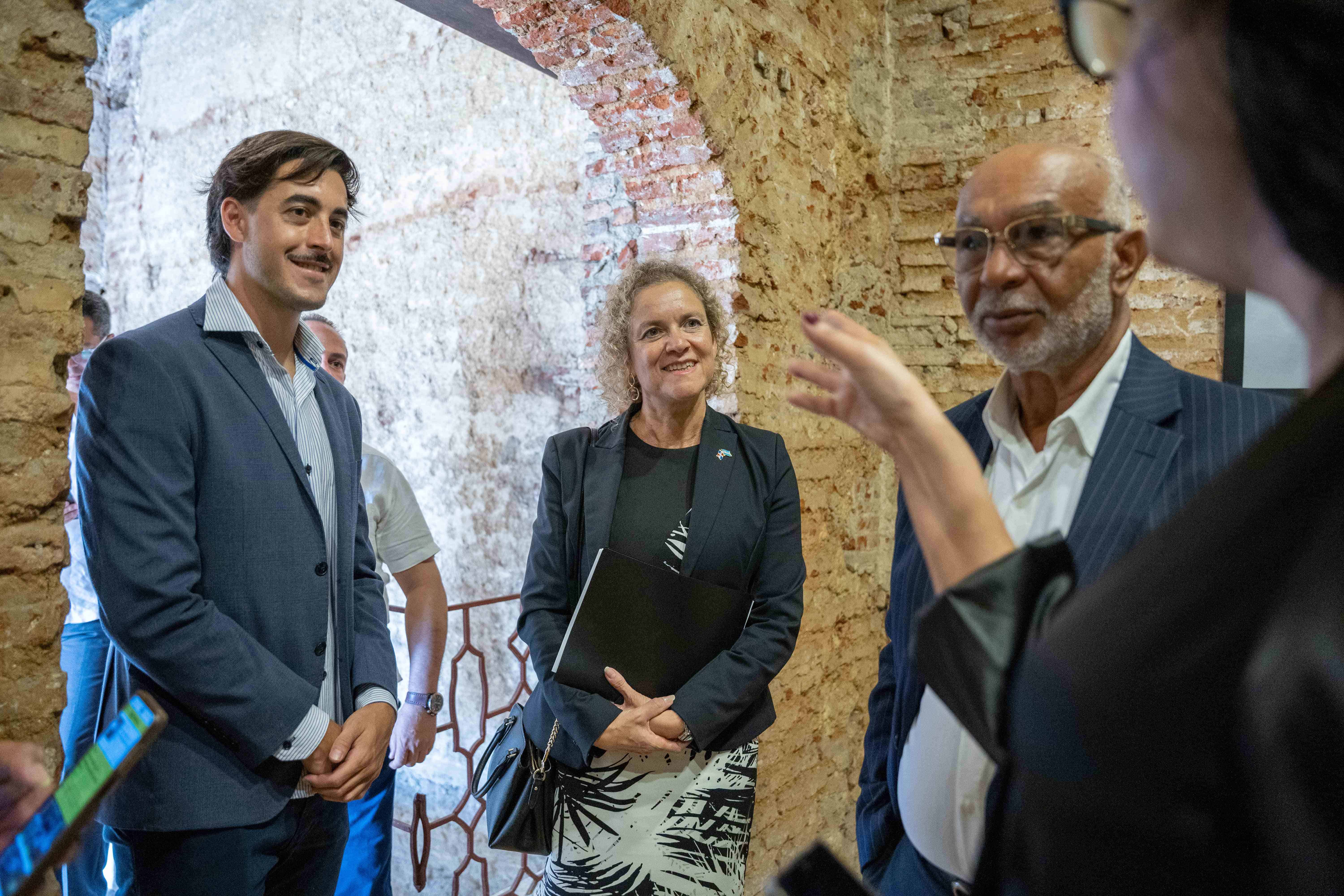 Martín Marcaida, CFO Nippy, Sandra Winkler, Embajada Republica de Argentina, Manuel Somon Agramonte, Director de Transporte de Pasajeros y Margarita Rodríguez, Directora Motores INTRANT.