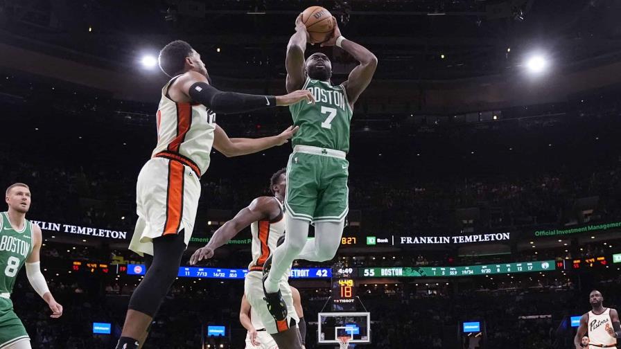 NBA multa a Jaylen Brown de los Celtics por gesto de degollar contra Detroit