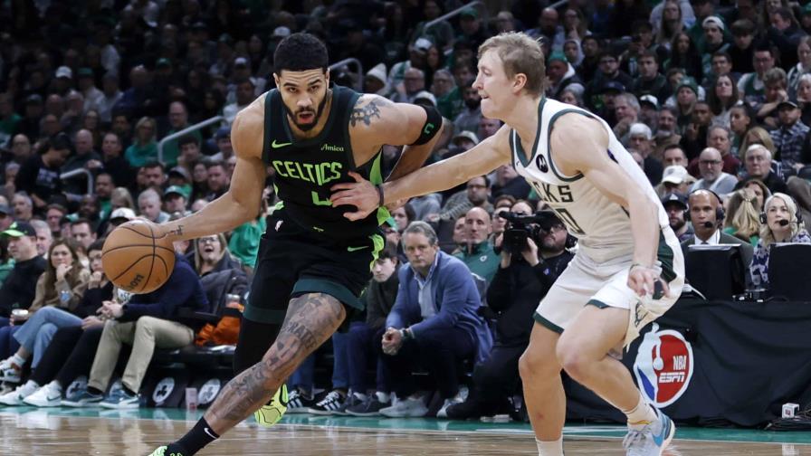 Jayson Tatum anota 34 y los Celtics vencen a los Bucks en el debut de temporada de Middleton