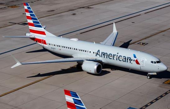 Identifican a pasajero que fue atado a su asiento tras altercado en vuelo de American Airlines