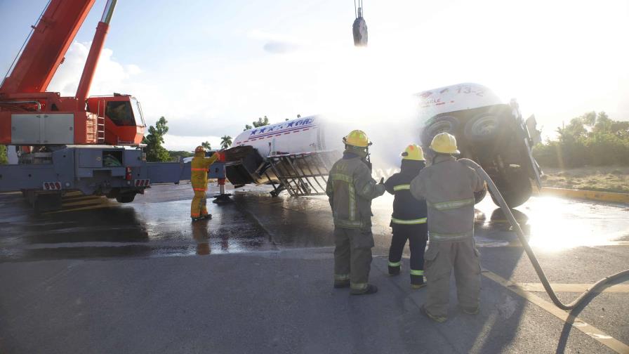 Bomberos controlan volcadura de tanquero con 8,000 galones de GLP en avenida Circunvalación Norte de Santiago