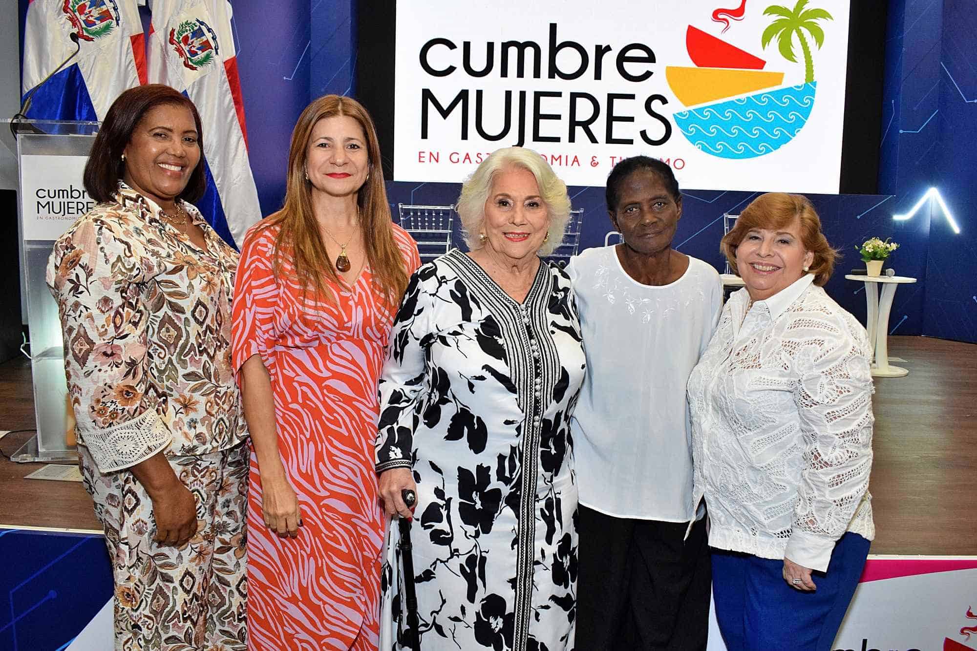 Las reconocidas. Leónidas de la Cruz, Luisa Feliz, Silvia de Pou, Ana Silvia Pérez (Pula)  y Teresita Julio de Santo.