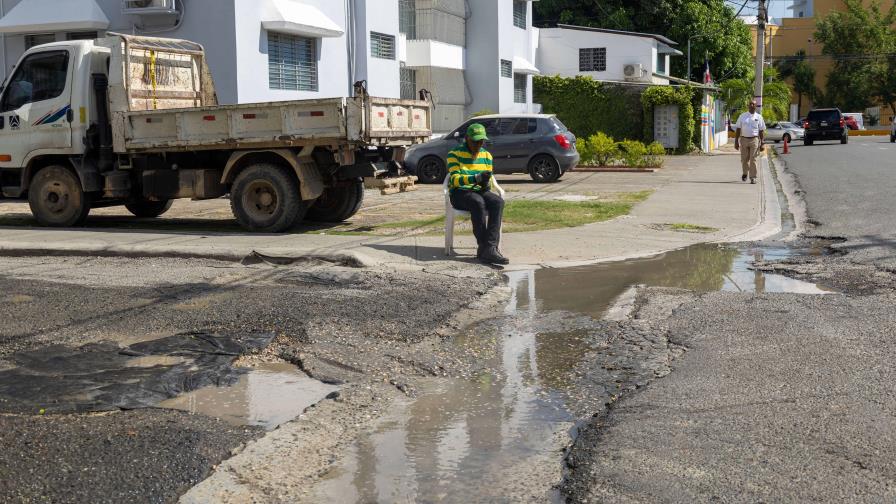 Tramo siempre mojado en calle del ensanche Naco