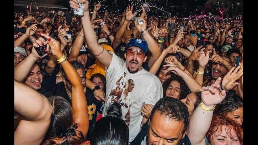 Bad Bunny se disfruta como otro fan el concierto de Residente