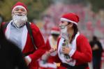 Una marea roja de Santas se lanza a carrera navideña en México Una marea roja de Santas se lanza a carrera navideña en México
