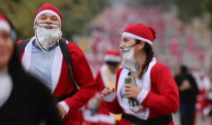 Una marea roja de Santas se lanza a carrera navideña en México