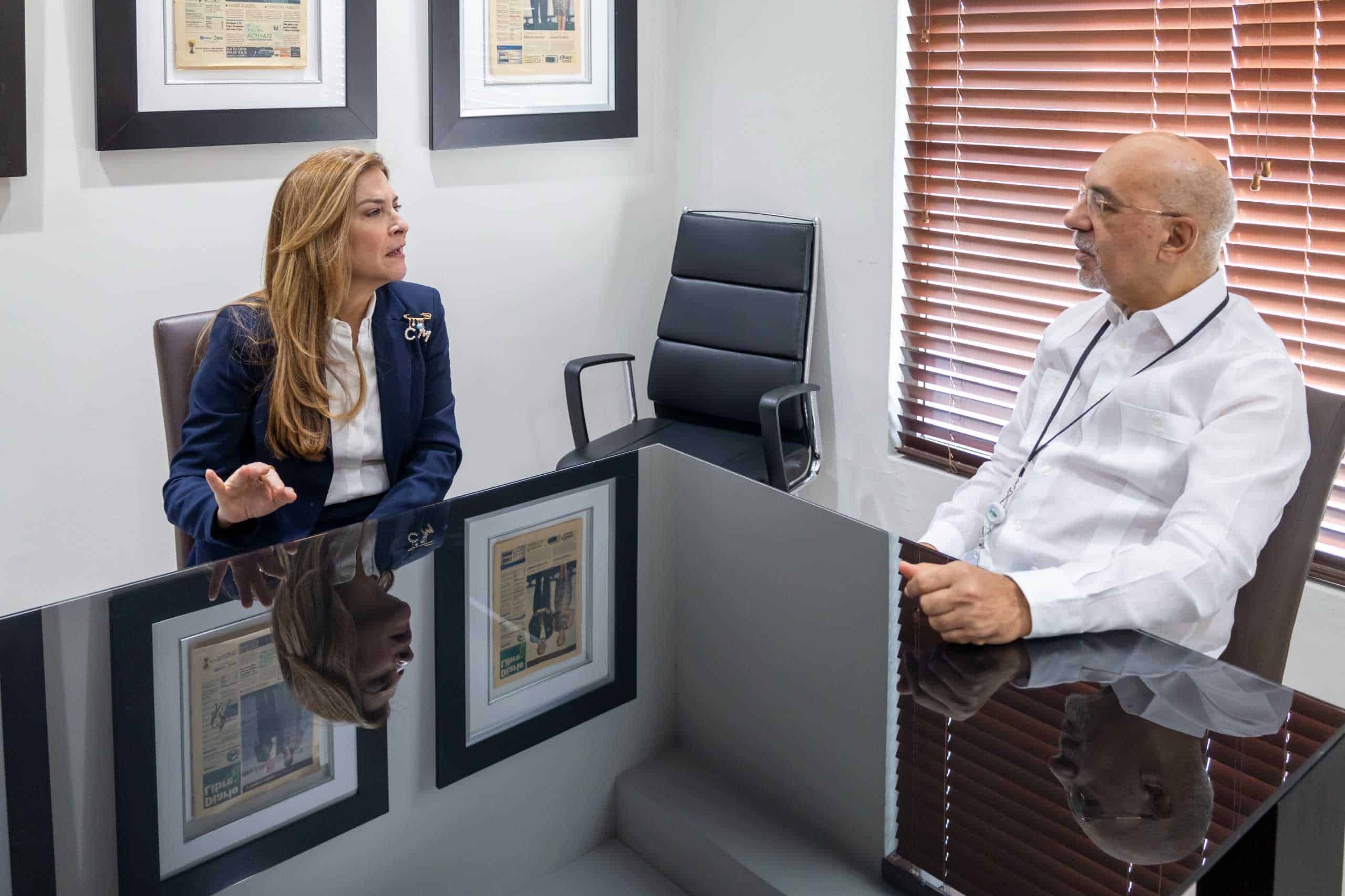 La alcaldesa del Distrito Nacional, Carolina Mejía, conversa con el presidente del Grupo Diario Libre, Aníbal de Castro. 