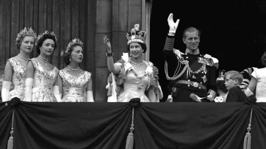 Isabel II practicaba con la corona a la hora del baño, dice Carlos III